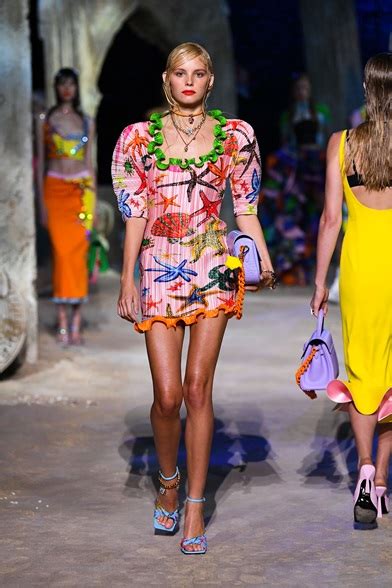 sfilata primavera estate 2021 versace